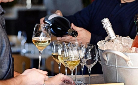 重慶酒水批發(fā)市場(chǎng)地址飲料經(jīng)銷商批發(fā)電話配送